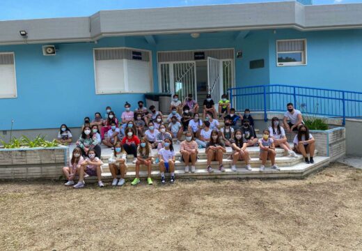 O alcalde de Boqueixón visita aos 38 nenos e nenas que participaron no Campamentos de Verán en Vilanova de Arousa